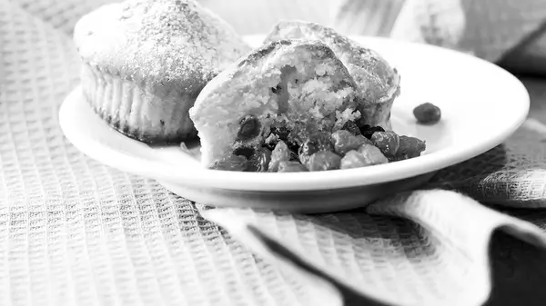 Pastelito fresco en la mesa horneado en casa. Delicioso desayuno fo — Foto de Stock