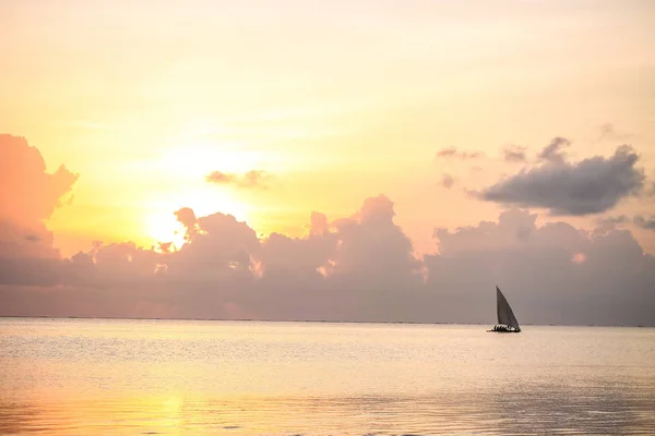 Akşam Sunset Beach. Denizde güzel gündoğumu. La