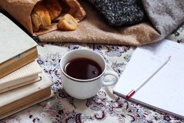 Café y deliciosos pasteles para el desayuno por la mañana. Frutos secos — Foto de Stock