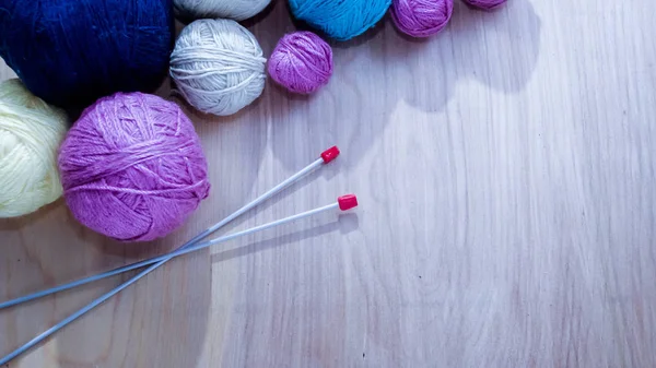 Bal van wollen garens voor breien op tafel. Warme kleren mad — Stockfoto