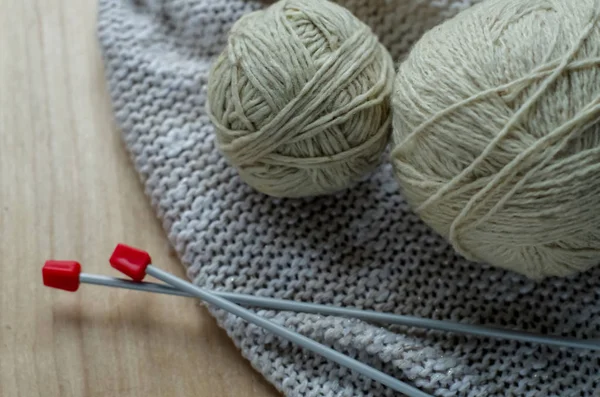 Bolas de hilo de lana para tejer sobre la mesa. Ropa caliente loca — Foto de Stock