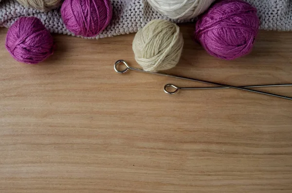 テーブルの上の編み物の毛糸のボール。狂牛病の暖かい服 — ストック写真