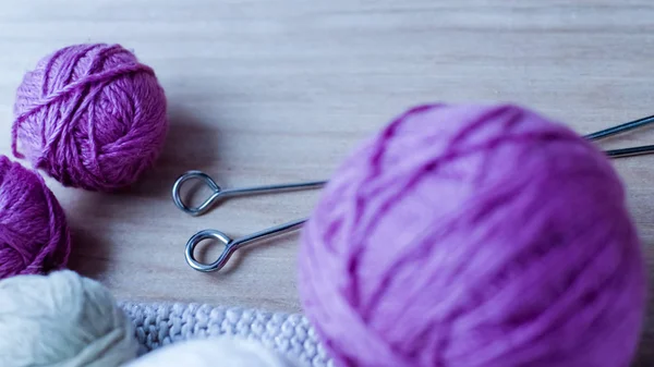 Masanın üzerine örme için yün iplik topları. Sıcak giysiler kızgın