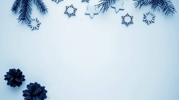 Noel hediyeleri ve tatil için hediyeler. Çam dalları ve d