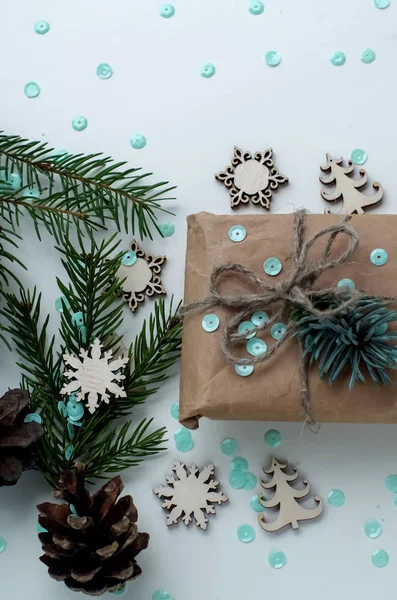 크리스마스 선물 및 휴가 위한 선물 가문비나무 지점과 d — 스톡 사진