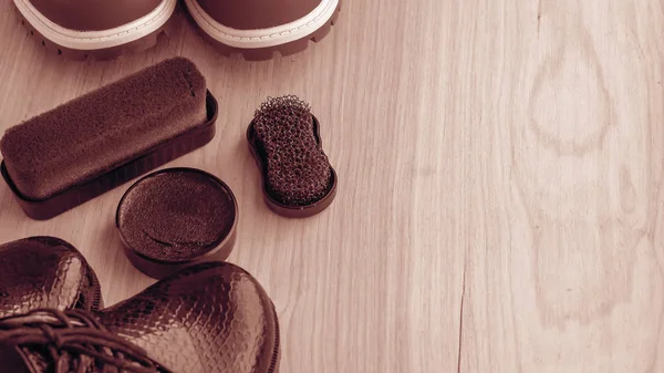 Ayakkabı ve kat ovma kremi. Yürüyüş için temiz Ayakkabı.