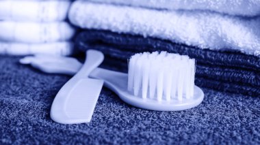 Masanın üzerinde yatan havlu ve tuvalet malzemeleri. Sabun ve krem için yapıldı.