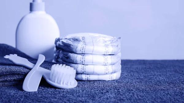 Masanın üzerinde yatan havlu ve tuvalet malzemeleri. Sabun ve krem için yapıldı.