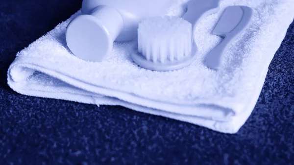 Toiletries and towels lying on the table. Soap and cream for was — Stock Photo, Image