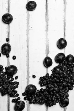 Masanın üzerinde üzüm ve Erik