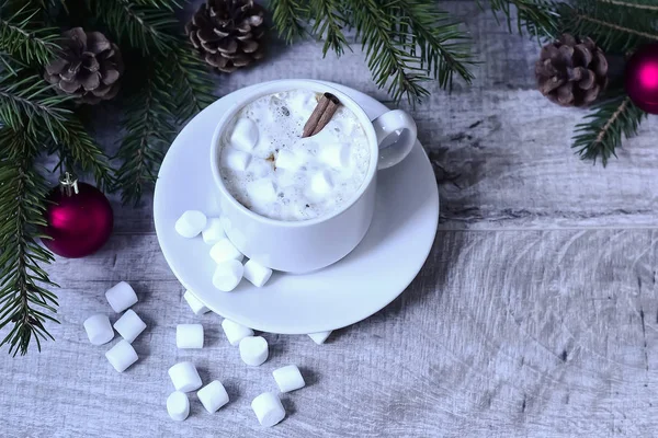 Café con malvaviscos en el árbol de Navidad. El calentamiento festivo —  Fotos de Stock