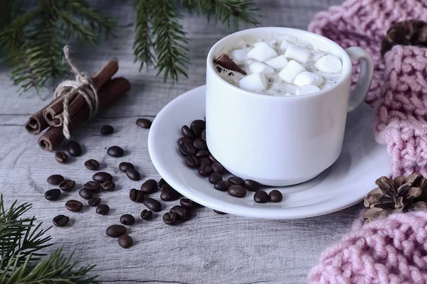 Café con malvaviscos en el árbol de Navidad. El calentamiento festivo —  Fotos de Stock