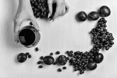 şarap, üzüm ve Erik bileşimi