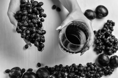 şarap, üzüm ve Erik bileşimi