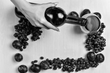 şarap, üzüm ve Erik bileşimi