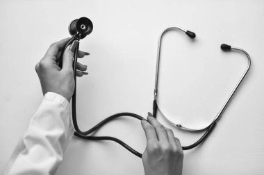 Elinde bir stetoskop