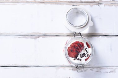 Tablo çilekli tatlı