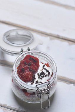 Tablo çilekli tatlı