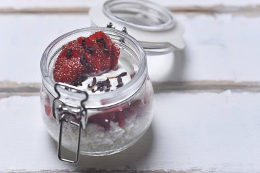 Tablo çilekli tatlı