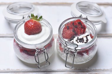 Tablo çilekli tatlı