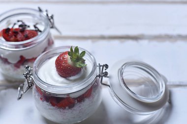 Tablo çilekli tatlı