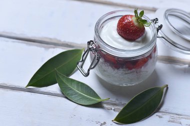 Tablo çilekli tatlı