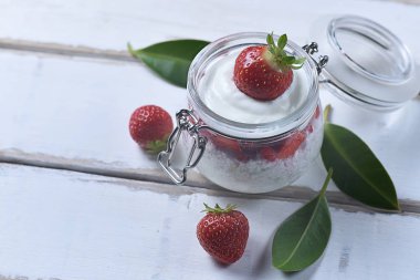 Tablo çilekli tatlı