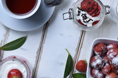 Çay ve çilekli tatlı