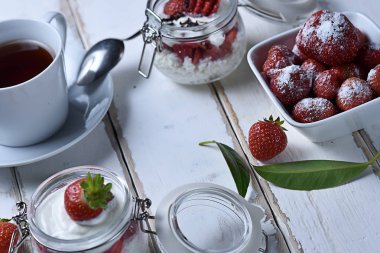 Çay ve çilekli tatlı