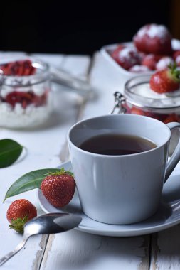Çay ve çilekli tatlı