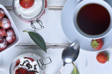 Çay ve çilekli tatlı