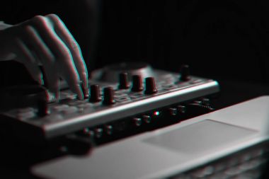 Dj mikser disko tarafından projektörler aydınlatılmış