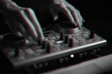 Dj mikser disko tarafından projektörler aydınlatılmış