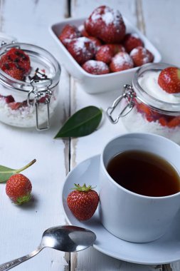 Çay ve çilekli tatlı