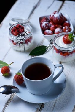Çay ve çilekli tatlı