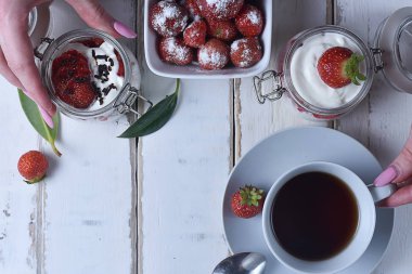 Çay ve çilekli tatlı