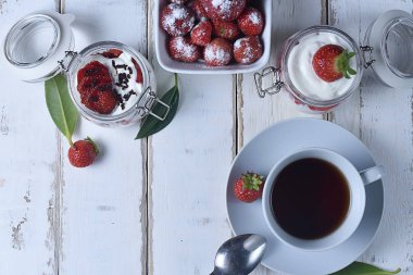 Çay ve çilekli tatlı