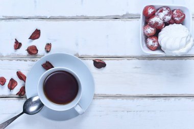 Çay ve marshmallow ile çilek 