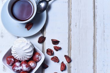 Çay ve marshmallow ile çilek 