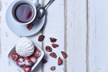 Çay ve marshmallow ile çilek 