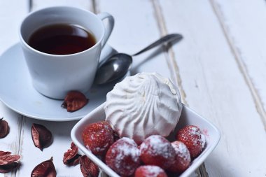 Çay ve marshmallow ile çilek 