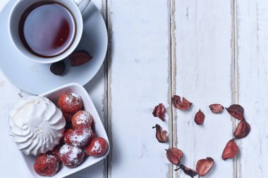 Çay ve marshmallow ile çilek 