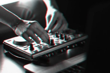 Dj mikser disko tarafından projektörler aydınlatılmış