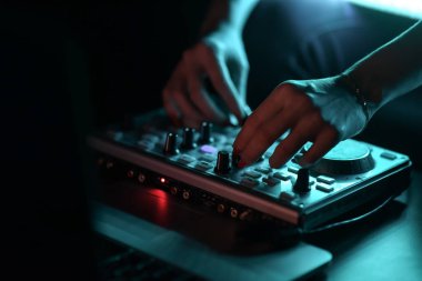 Dj mikser disko tarafından projektörler aydınlatılmış