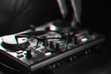 Dj mikser disko tarafından projektörler aydınlatılmış