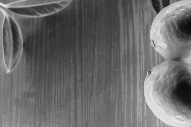 tahta bir masanın üzerinde yatan limon