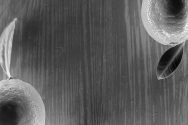 tahta bir masanın üzerinde yatan limon