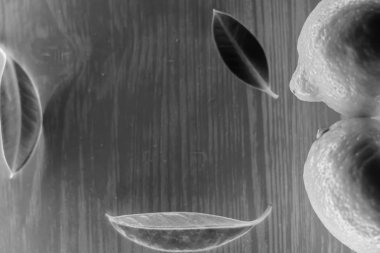 tahta bir masanın üzerinde yatan limon