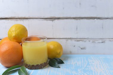 Meyve ve meyve suyu masada