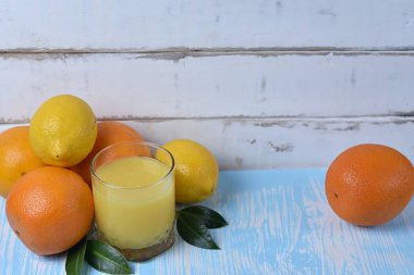 Meyve ve meyve suyu masada